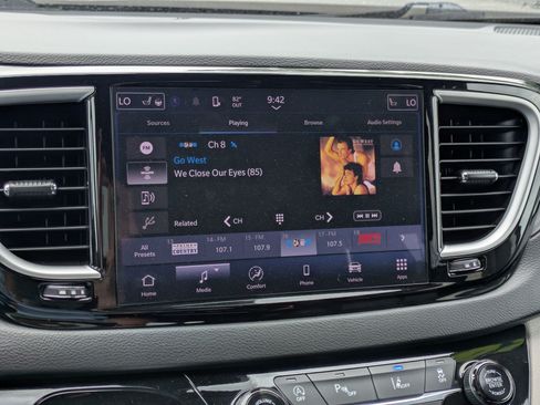 Used 2024 Chrysler Pacifica Touring-L FWD image 24