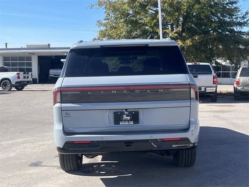 New 2025 Lincoln Navigator Reserve image 4