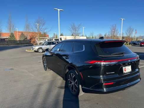 Used 2025 Toyota Crown Signia XLE image 5