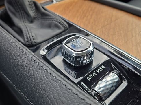 Used 2021 Volvo XC90 T6 Momentum w/ Climate Package image 16