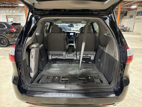 Used 2018 Toyota Sienna XLE w/ XLE Navigation Package image 11
