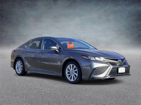 Used 2022 Toyota Camry SE image 1