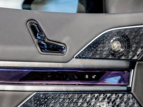 Used 2025 BMW 760i xDrive w/ Executive Package image 19