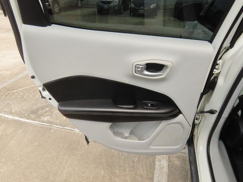 Used 2018 Jeep Compass Latitude w/ Popular Equipment Group FWD image 19