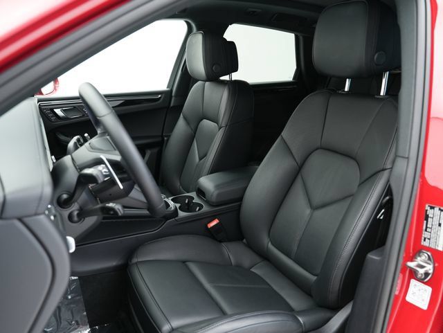 Certified 2026 Porsche Macan AWD/4WD image 6