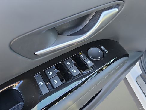 Certified 2025 Hyundai Tucson Limited FWD image 18