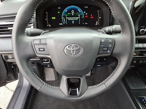 Used 2025 Toyota Camry SE image 18