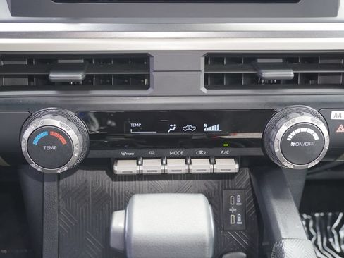 Used 2025 Toyota Tacoma SR5 AWD/4WD image 15