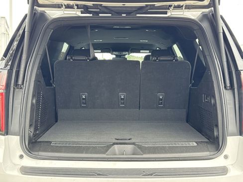 Used 2023 Chevrolet Suburban Premier image 32