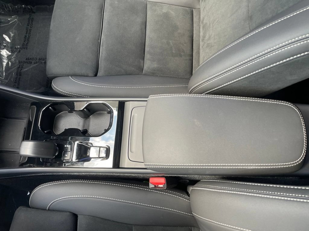 Certified 2025 Volvo XC40 B5 Plus AWD/4WD image 22