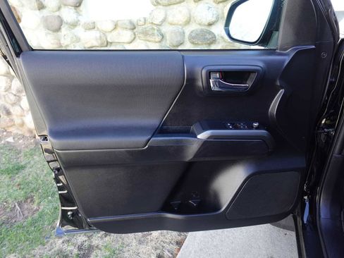 Used 2017 Toyota Tacoma TRD Sport w/ Tow Package (A/T) image 10