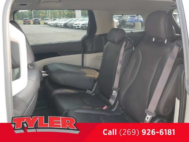 Used 2024 Kia Carnival EX FWD image 39
