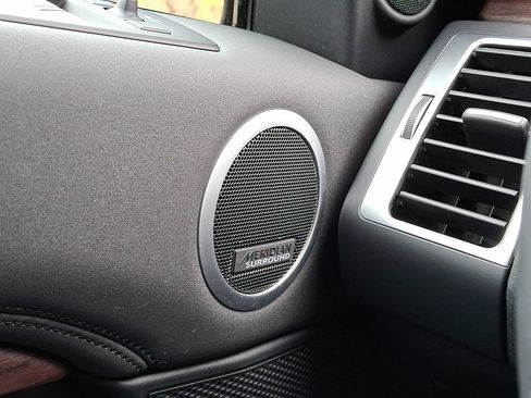 Used 2025 Land Rover Discovery S image 23