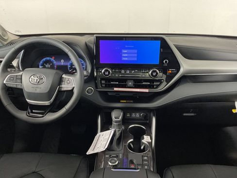 New 2026 Toyota Highlander Platinum image 15
