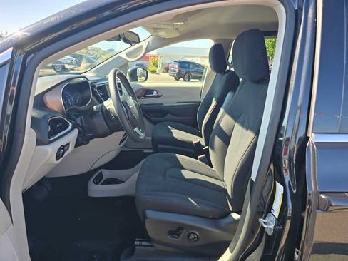 Used 2023 Chrysler Voyager LX FWD image 9