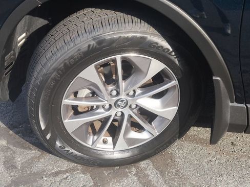 Used 2018 Toyota RAV4 LE AWD/4WD image 19