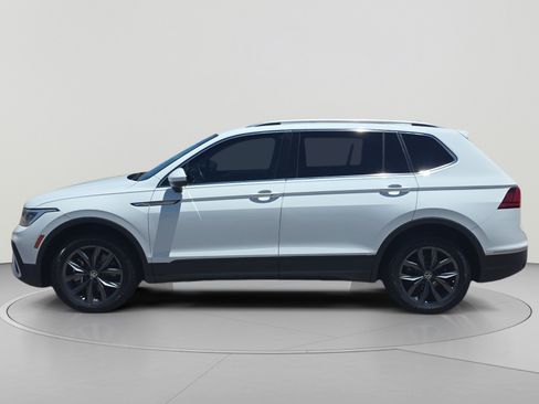 Used 2022 Volkswagen Tiguan SE w/ Panoramic Sunroof Package FWD image 2