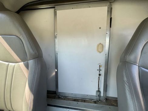 Used 2000 Chevrolet Express 3500 image 18