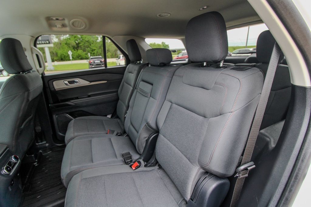Used 2025 Ford Explorer Active AWD/4WD image 9