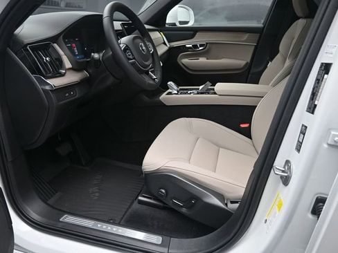 New 2026 Volvo XC90 T8 Plus w/ Protection Package Premier image 17
