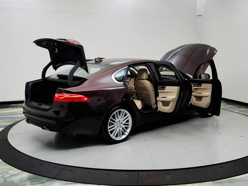 Used 2018 Jaguar XF Prestige image 11