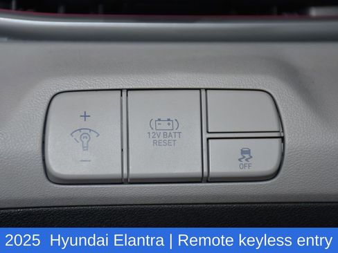 Used 2025 Hyundai Elantra Limited FWD image 10