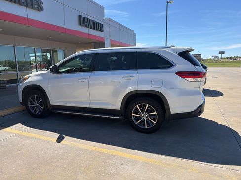 Used 2019 Toyota Highlander XLE image 4