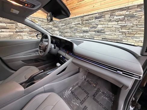Used 2024 Hyundai Elantra SEL FWD image 25