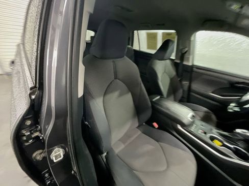 Used 2021 Toyota Highlander LE image 26