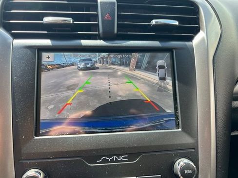 Used 2019 Ford Fusion SE FWD image 16