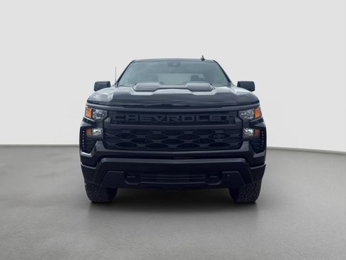 Used 2026 Chevrolet Silverado 1500 Custom Trail Boss w/ Midnight Edition AWD/4WD image 2