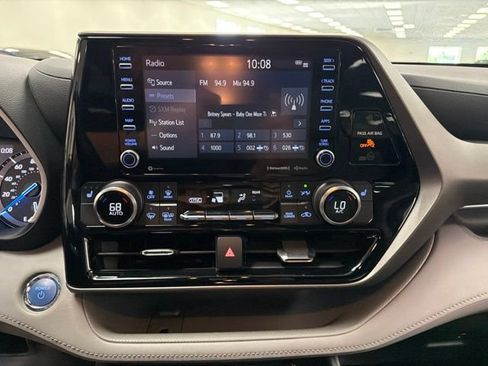 Used 2022 Toyota Highlander XLE AWD/4WD image 21