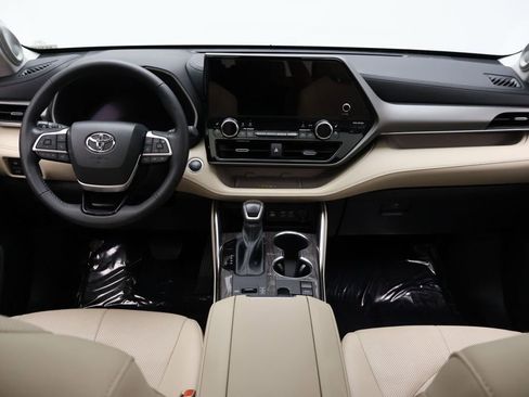 Used 2024 Toyota Highlander Limited image 24