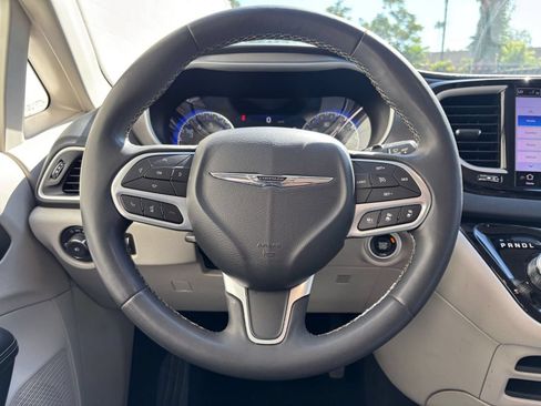 Used 2023 Chrysler Pacifica Touring-L FWD image 30