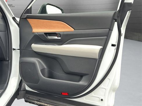 Certified 2025 Toyota Grand Highlander AWD image 29