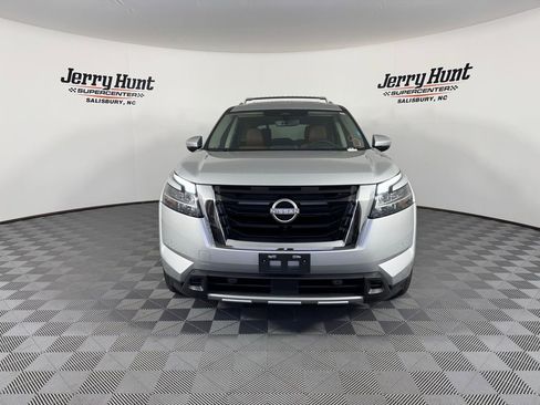Used 2024 Nissan Pathfinder Platinum image 7