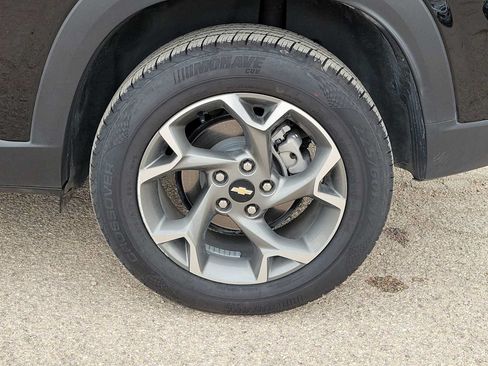 Used 2025 Chevrolet Trax LT FWD image 12