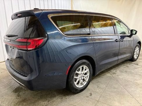 Used 2023 Chrysler Pacifica Touring-L FWD image 5