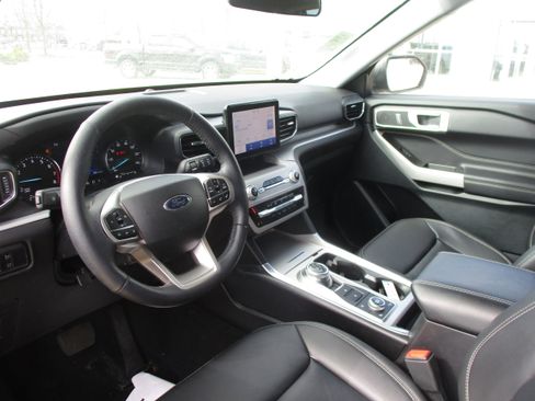 Used 2024 Ford Explorer XLT w/ Equipment Group 202A image 9