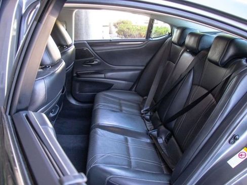 Used 2019 Lexus ES 350 Ultra Luxury w/ Accessory Package image 22