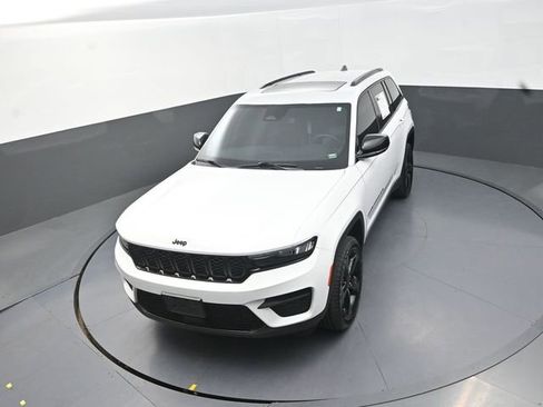 Used 2024 Jeep Grand Cherokee Altitude AWD/4WD image 13