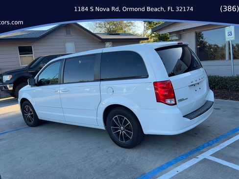 Used 2017 Dodge Grand Caravan SE image 4