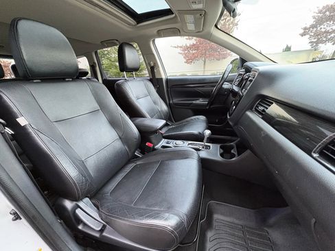 Used 2016 Mitsubishi Outlander SEL image 20