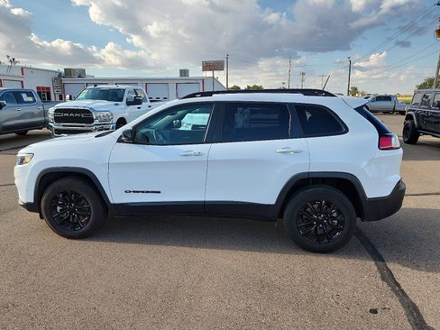 Used 2023 Jeep Cherokee Altitude Lux image 2