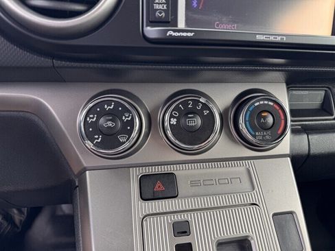Used 2015 Scion xB FWD image 18