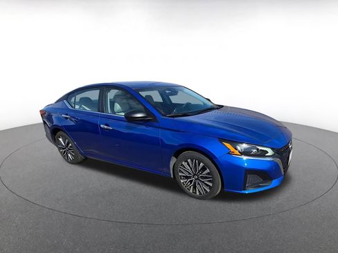 Used 2025 Nissan Altima 2.5 SV image 1