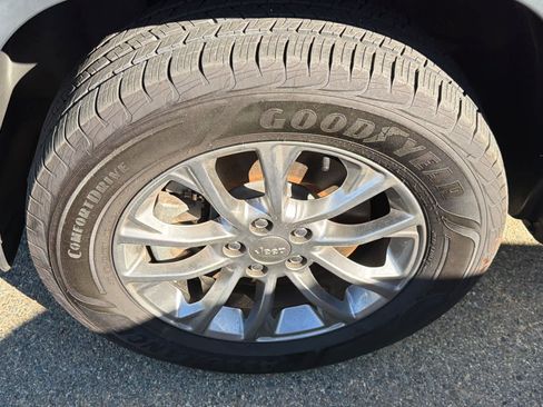 Used 2019 Jeep Cherokee Latitude Plus w/ Cold Weather Group AWD/4WD image 22
