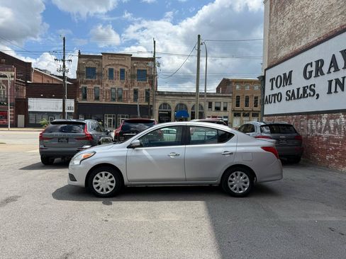 Used 2015 Nissan Versa SV FWD image 5
