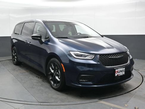 Used 2023 Chrysler Pacifica Limited w/ S Appearance Package FWD image 5