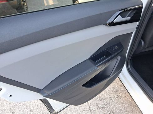 Certified 2024 Volkswagen Taos SE FWD image 11